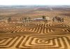 🍀 Un agricultor labra sus campos en forma de mosaico para protegerlos de la erosión Suelo y erosión